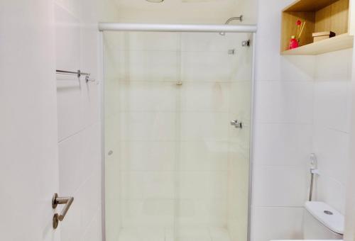 y baño con ducha y puerta de cristal. en Rio Stay Suíte en Río de Janeiro