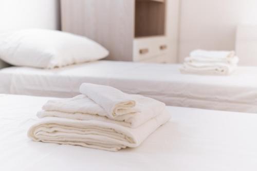 a pile of towels sitting on a counter in a bathroom at Loft via morosini centro Varese - IXIHOME in Varese