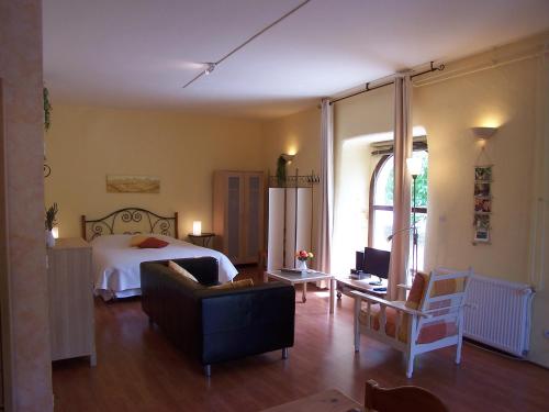 Una cama o camas en una habitación de Au Moulin d'Antan- Gîtes dans la Drôme