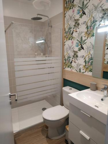 W łazience znajduje się toaleta, prysznic i umywalka. w obiekcie Oxalis w mieście Bagnères-de-Bigorre