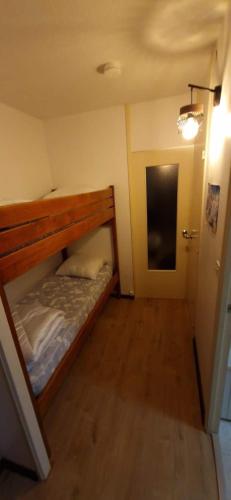 une chambre avec un lit superposé dans une pièce dans l'établissement Appartement Saint Lary - pla d'adet - aux pieds des pistes, à Saint-Lary-Soulan