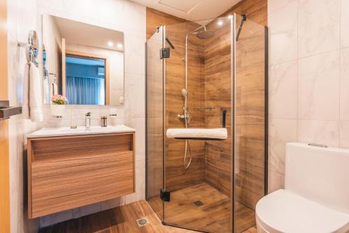 een badkamer met een douche, een toilet en een wastafel bij Regatta Living 2 303 in Los Prados