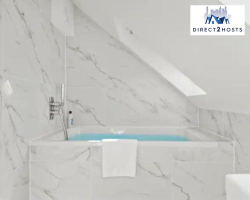 un bagno bianco con lavandino e vasca di Three Bedroom Beautiful & Comfy Acton Gem Apartment by Direct2hosts With King Beds & Free Parking! a Londra