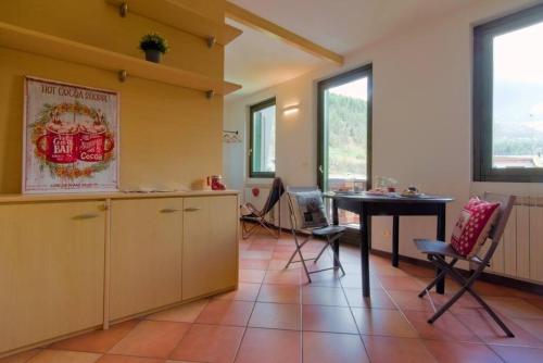 eine Küche mit Tisch und Stühlen in einem Zimmer in der Unterkunft Casa Camino - 200m dagli impianti del Baradello in Corteno Golgi