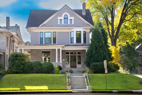 une maison blanche avec un jardin paysager dans l'établissement Memphorium, à Memphis