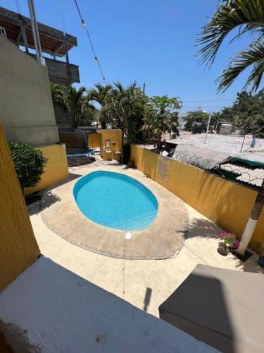 林孔孔德凱爾比斯的住宿－MonteMar Hotel y Bungalows，庭院中间的游泳池