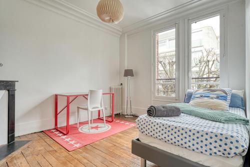 1 dormitorio con 1 cama, 1 mesa y 1 silla en Maison familiale en plein centre ville à 20 min de Paris et Disney, en Saint-Maur-des-Fossés