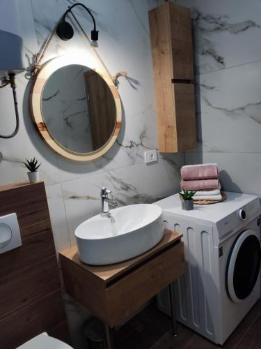 ein Badezimmer mit einem Waschbecken und einer Waschmaschine in der Unterkunft Apartment Ivante in Kaštela