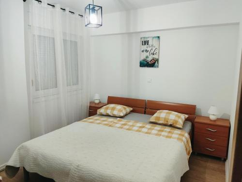 ein Schlafzimmer mit einem Bett mit zwei Kissen darauf in der Unterkunft Apartment Ivante in Kaštela