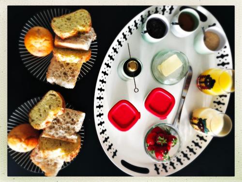 un piatto con pane tostato e altri cibi su un tavolo di L’atelier a Grane