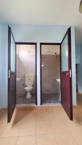Vonios kambarys apgyvendinimo įstaigoje Traveler Hostel