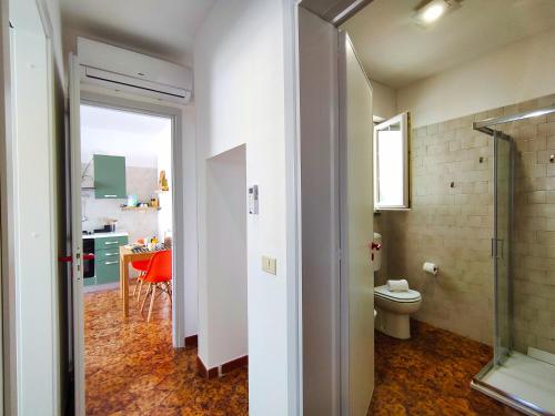 un piccolo bagno con servizi igienici e una cucina di Da Mimma di Casa Camilla Journey a Marina di Pescoluse