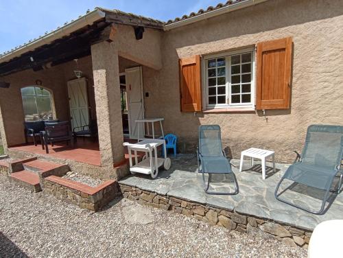 d'une terrasse avec 2 chaises, une table et une fenêtre. dans l'établissement Maison de campagne, à Allemagne-en-Provence