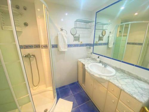 a bathroom with a shower and a sink and a mirror at Salinetas, frente al mar y playa in Telde