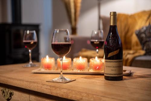 two glasses of wine on a table with candles at Anno 1673 in Evergem