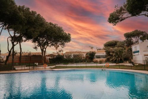 Bazén v ubytování Apartamento Mijas Costa Calahonda nebo v jeho okolí