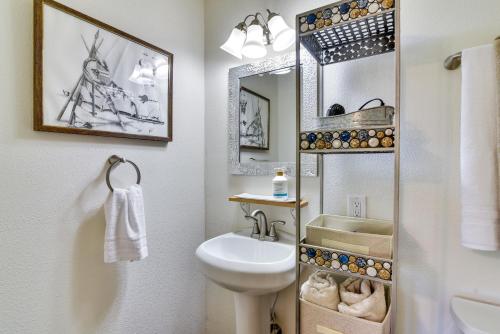 ein weißes Badezimmer mit einem Waschbecken und einem Spiegel in der Unterkunft Riverfront Cabin with Deck Near Merwin Lake Park! in Woodland