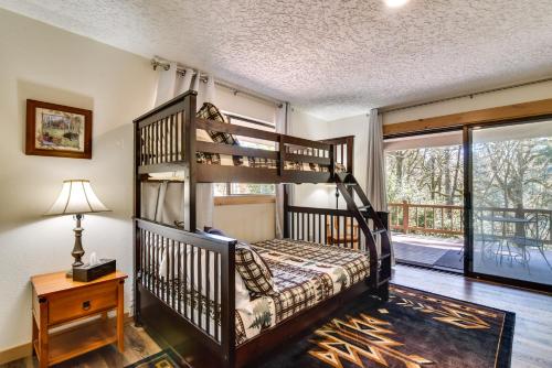una camera con letto a castello e una scala di Riverfront Cabin with Deck Near Merwin Lake Park! a Woodland