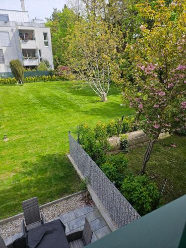 an aerial view of a yard with a park at Premium Home 23 in Vienna