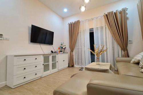 TV a/nebo společenská místnost v ubytování KANA Homehug