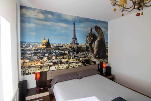 a bedroom with a view of the eiffel tower at Apartamento paris in León