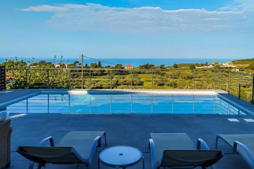 una piscina con vistas al océano en The View Villa, en Maryiés