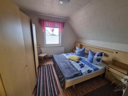 a small room with a bed and a window at Ferienhaus Pusteblume in Lübben