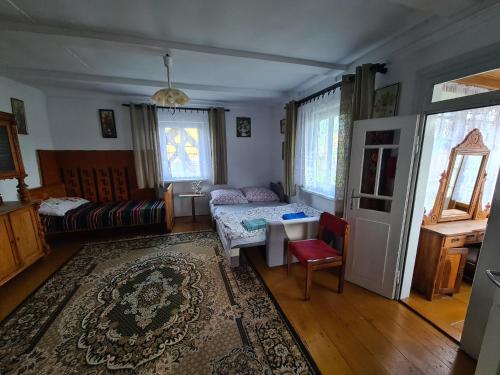 sala de estar con sofá y mesa en Domek na wsi en Tomaszów Lubelski
