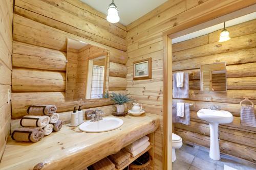 Ένα μπάνιο στο Rustic Tustin Cabin on 7 Acres with Fire Pit and Porch