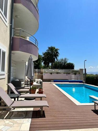 BLUE apartment with shared pool