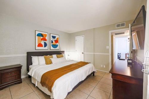 um quarto com uma cama e uma cómoda em Fabulous First Floor Condo in Old Town Scottsdale! em Scottsdale