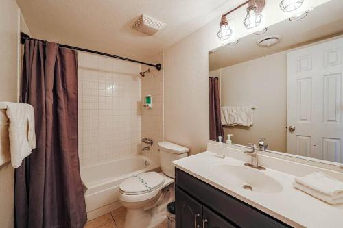 uma casa de banho com um lavatório, um WC e uma banheira em Fabulous First Floor Condo in Old Town Scottsdale! em Scottsdale