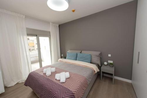 - une chambre avec un lit et 2 oreillers dans l'établissement Brand-new flat with a city view (FORM_G1), à Athènes