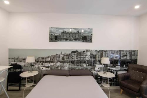 Habitación con 1 cama, 2 mesas y sillas en Suite estocolmo, en León