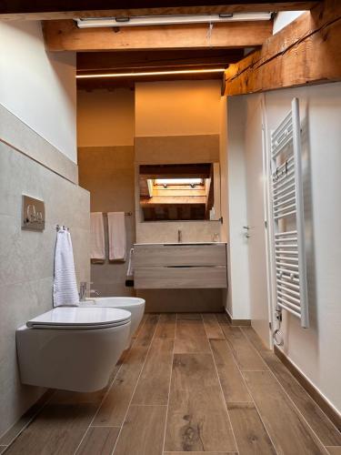 ein Badezimmer mit einer weißen Badewanne und einem Waschbecken in der Unterkunft IL FENICOTTERO in Comacchio