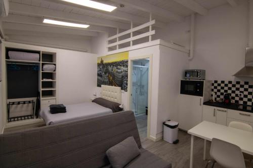 レオンにあるLoft madridのソファとベッドとテーブルのある部屋