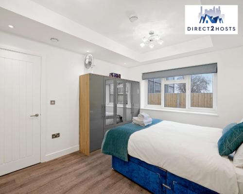 Un dormitorio con una cama grande y una ventana en Bright and Stylish One Bedroom Flat by Direct2hosts Short Lets with great location! en Londres