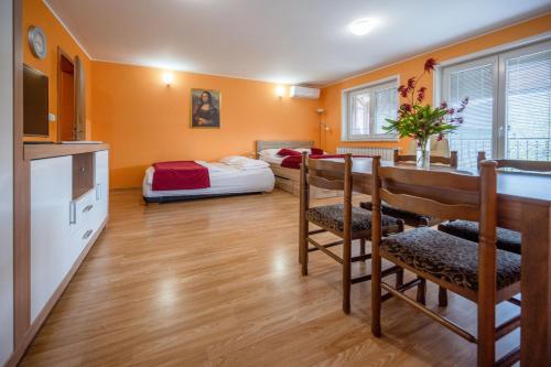 Apartment Anja في زريس: غرفة بسرير وطاولة وكراسي