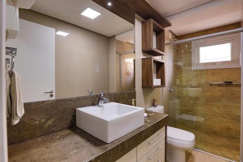 un baño con lavabo e inodoro en Residencial via Florida AP102 D, en Gramado