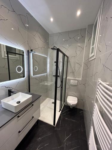 un bagno con lavandino, WC e specchio di Luxury Monaco ! 7 mins walk to casino square ! Yacht show ! F1 ! 15 sec to Monaco ! a Beausoleil