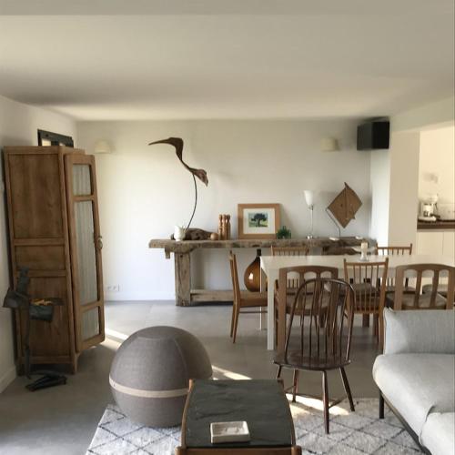 un salon avec un oiseau debout sur le mur dans l'établissement Le Balcon, à Castelvieilh