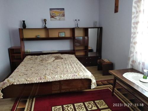 1 dormitorio con 1 cama grande y espejo en Деспина en Balchik