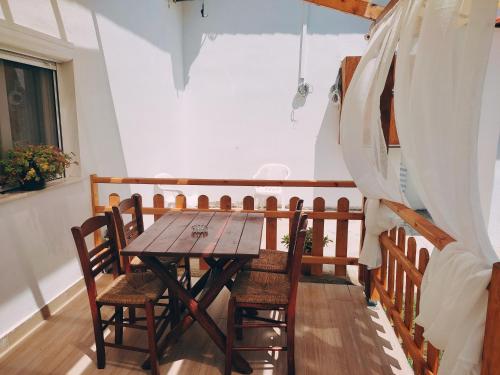 ein Esszimmer mit einem Holztisch und Stühlen in der Unterkunft ACHILLEAS PEACEFUL PLACE in Skála Sikiás