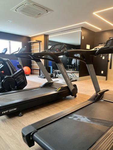 Hub Home - Vista Incrível في كريسيوما: صالة ألعاب رياضية مع آلة ركض وغيرها من المعدات