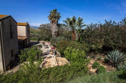 an overhead view of a garden with palm trees and bushes at Agriturismo Tarantola in Alcamo