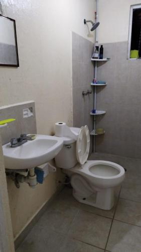 a bathroom with a toilet and a sink at Habitacion privada in Tehuacán
