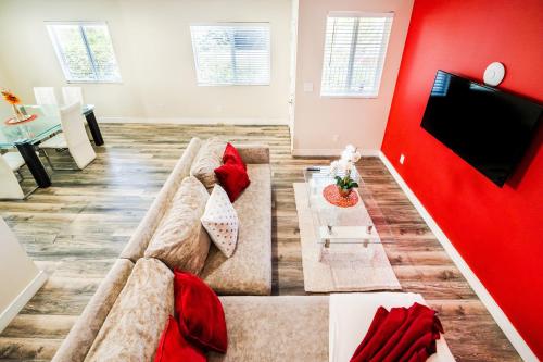 a living room with a couch and a tv at Large Condo Sleeps 10 near Downtown Los Angeles in Los Angeles
