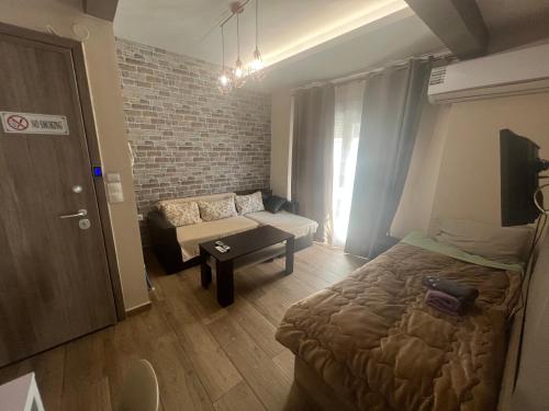 mały pokój z łóżkiem i kanapą w obiekcie Rotonda citycenter two rooms apart.New renovated! w Salonikach