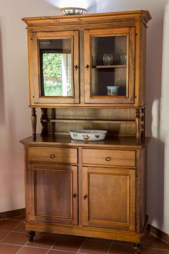 a wooden hutch with a bowl on top of it at Agriturismo Tarantola in Alcamo