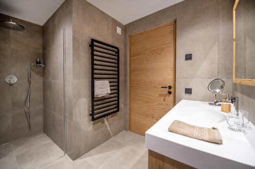 Et badeværelse på Apartments Elmarino